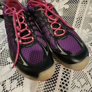 ECCO WOMANS OR MENS SNEAKERS 41 ERO OR 8.5 PURPLE AND BLACK